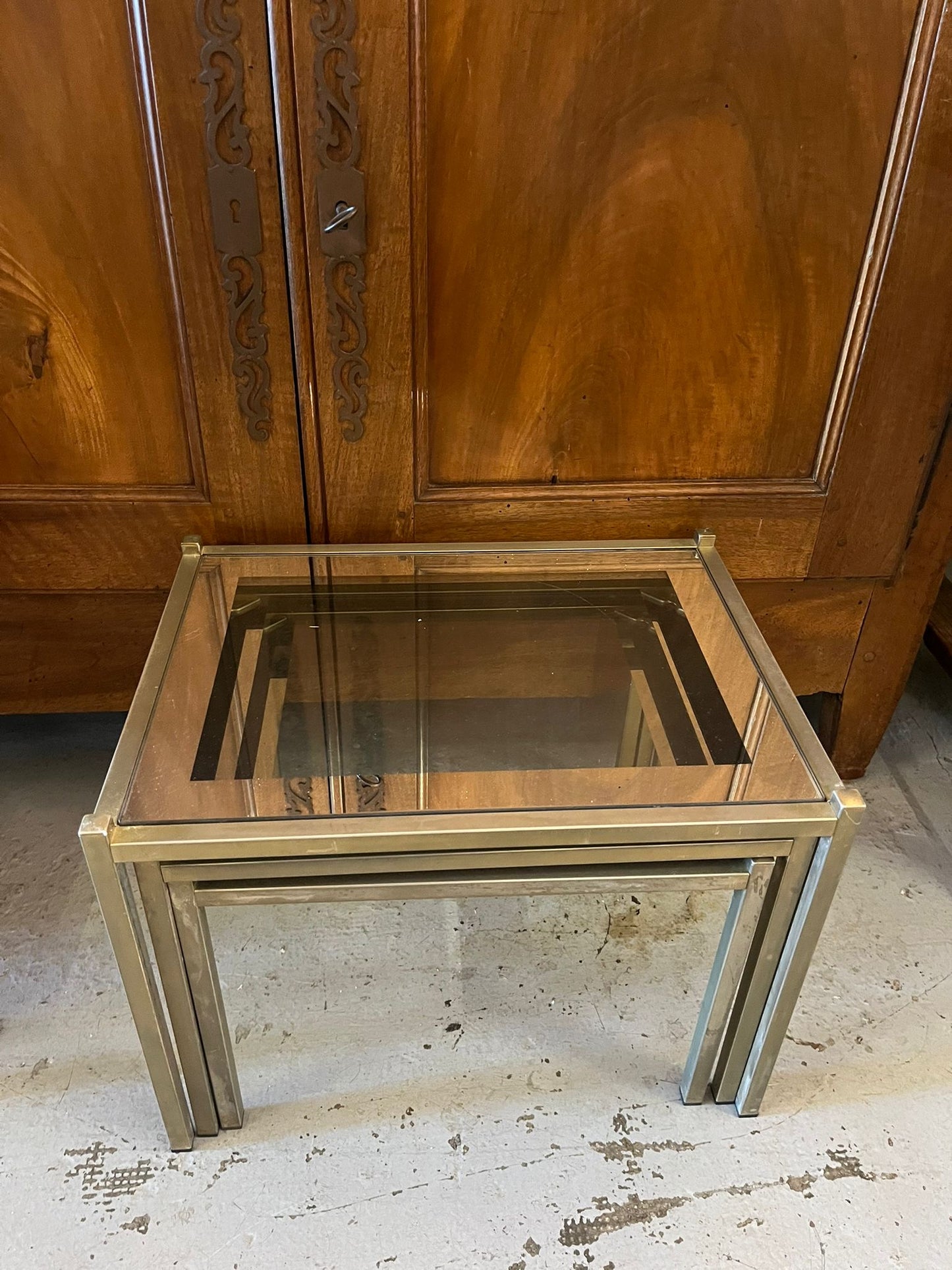 Trois tables gigognes vintage en laiton et verre fumé – années 1970