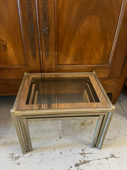 Trois tables gigognes vintage en laiton et verre fumé – années 1970