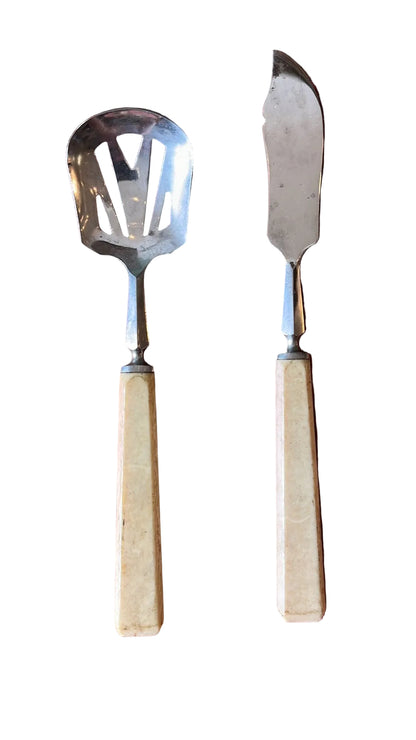Deux couverts de service anciens à manches clairs – XXe siècle