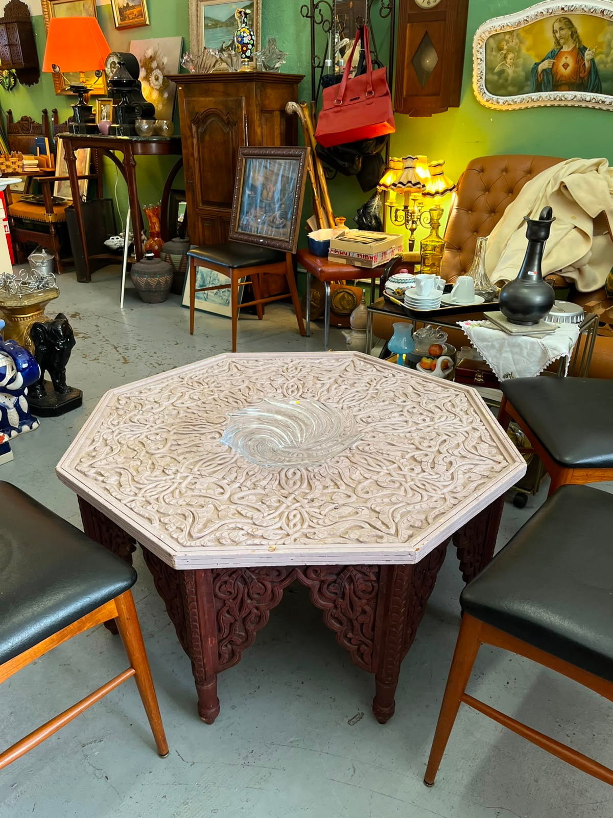 Table basse marocaine octogonale sculptée en bois – plateau décor géométrique