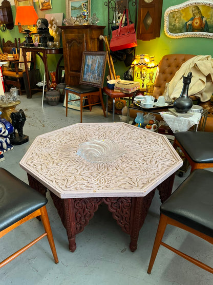 Table basse marocaine octogonale sculptée en bois – plateau décor géométrique