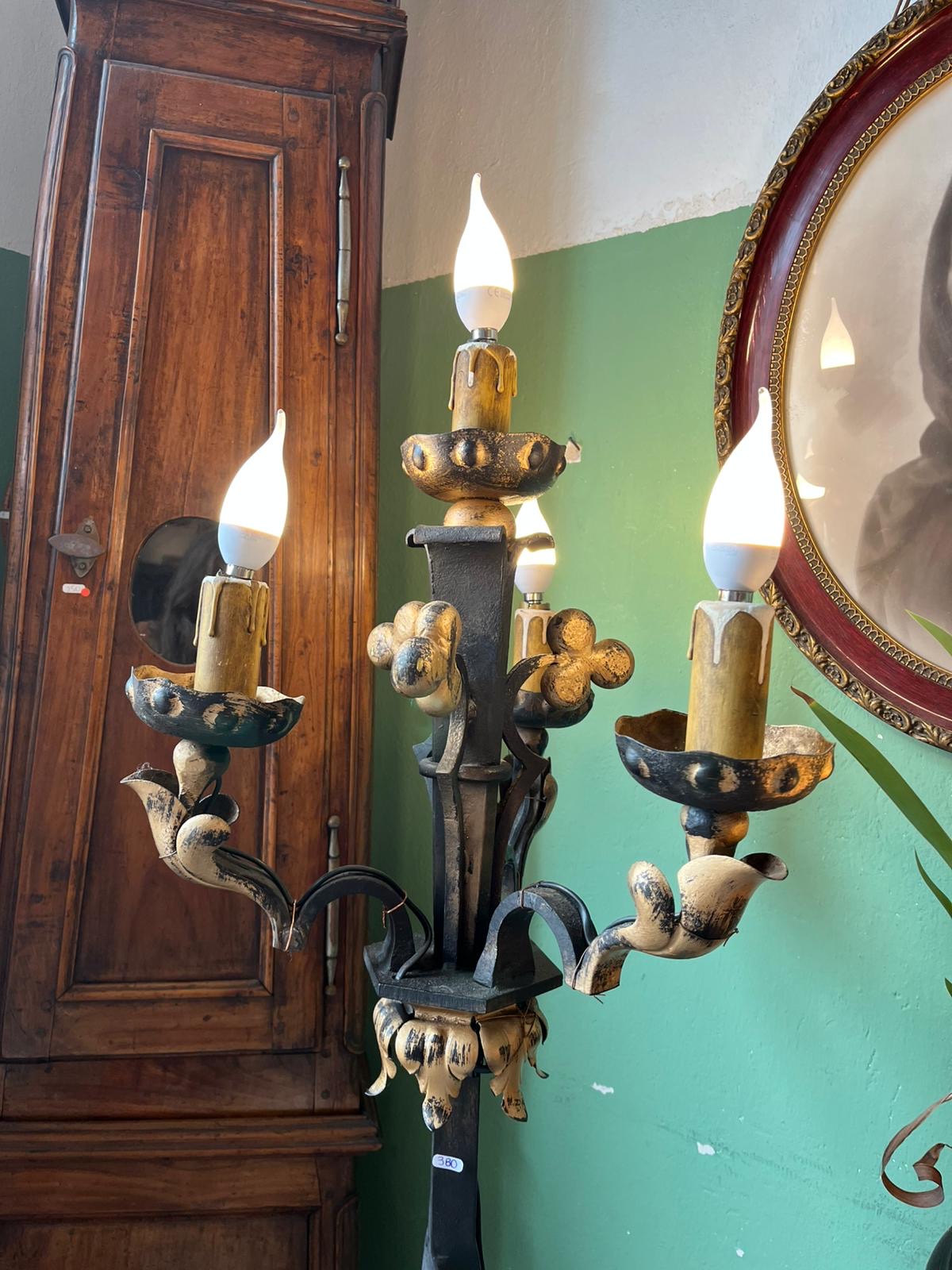 Candélabre électrifié en fer forgé ancien 4 feux style gothique médiéval