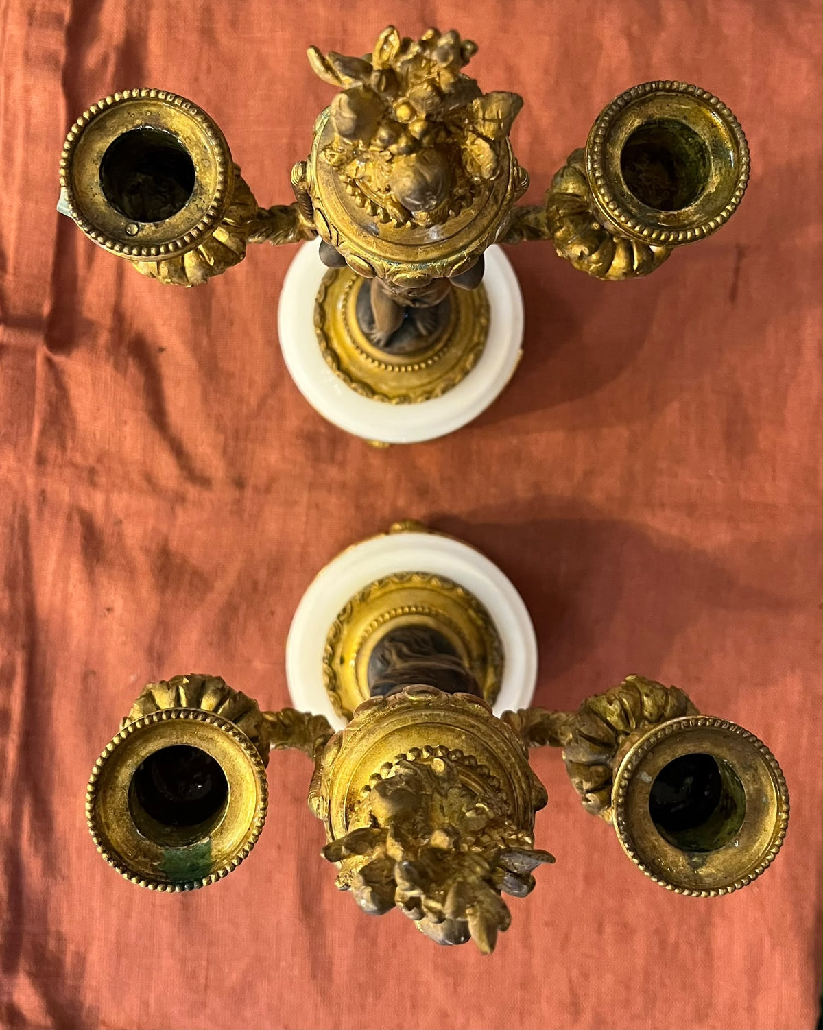 Paire de candélabres aux putti en bronze doré et patiné – UNIS FRANCE