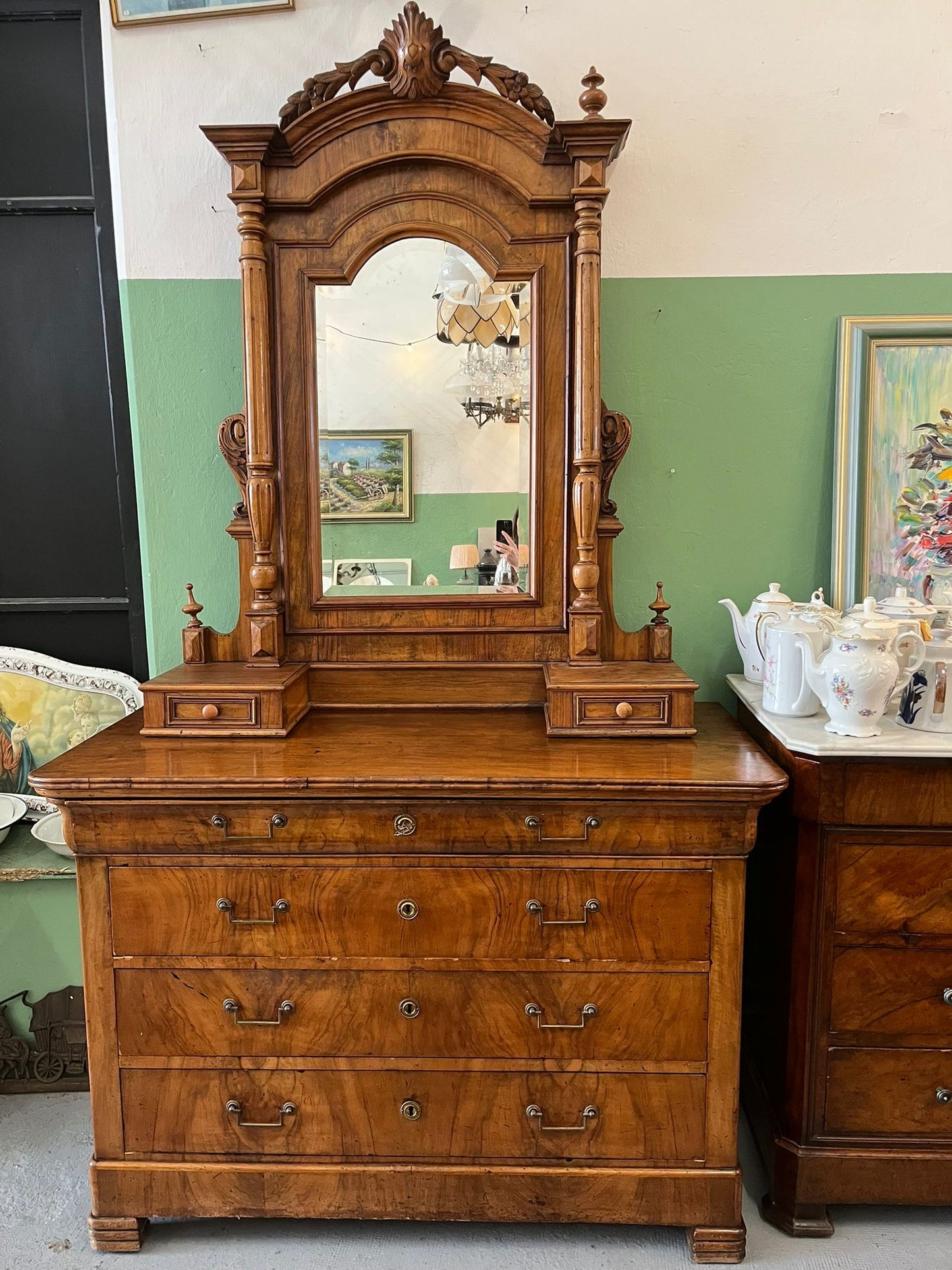 Commode Louis-Philippe XIXe noyer avec miroir psyché biseauté style Louis XV rocaille