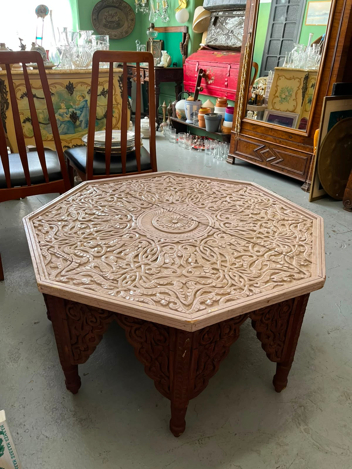 Table basse marocaine octogonale sculptée en bois – plateau décor géométrique