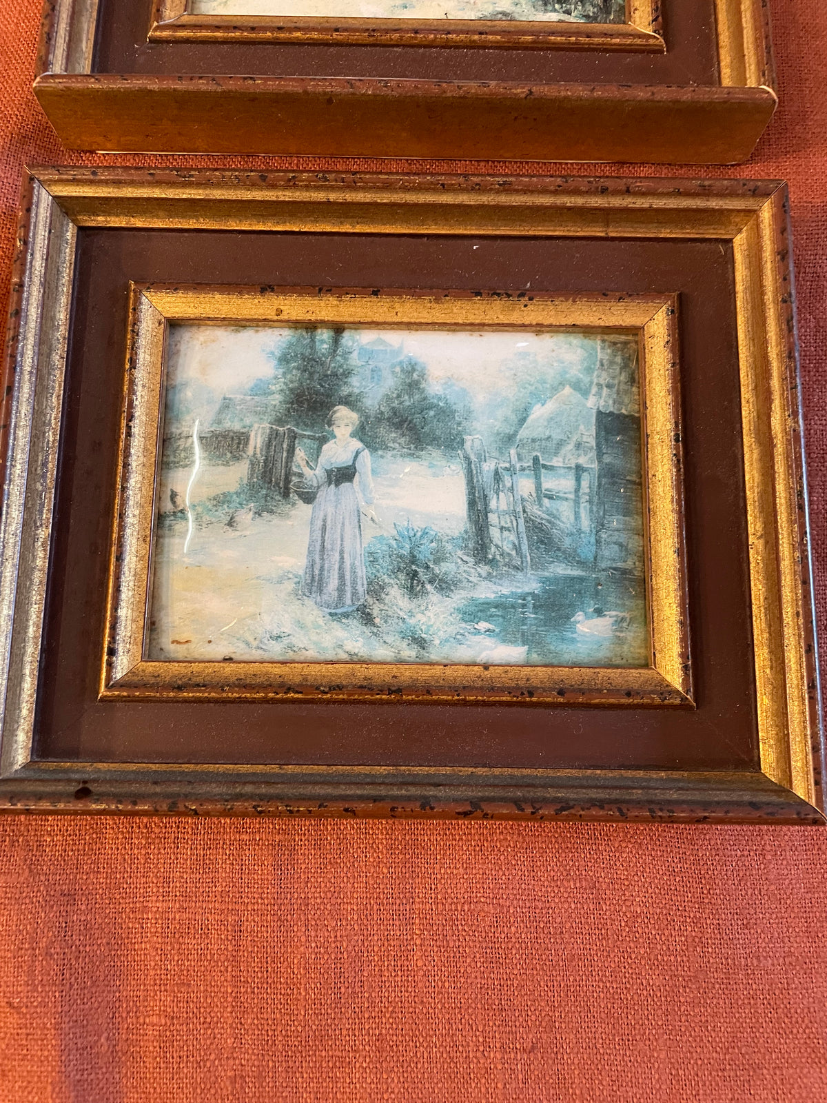 Paire de petites scènes champêtres encadrées – style ancien