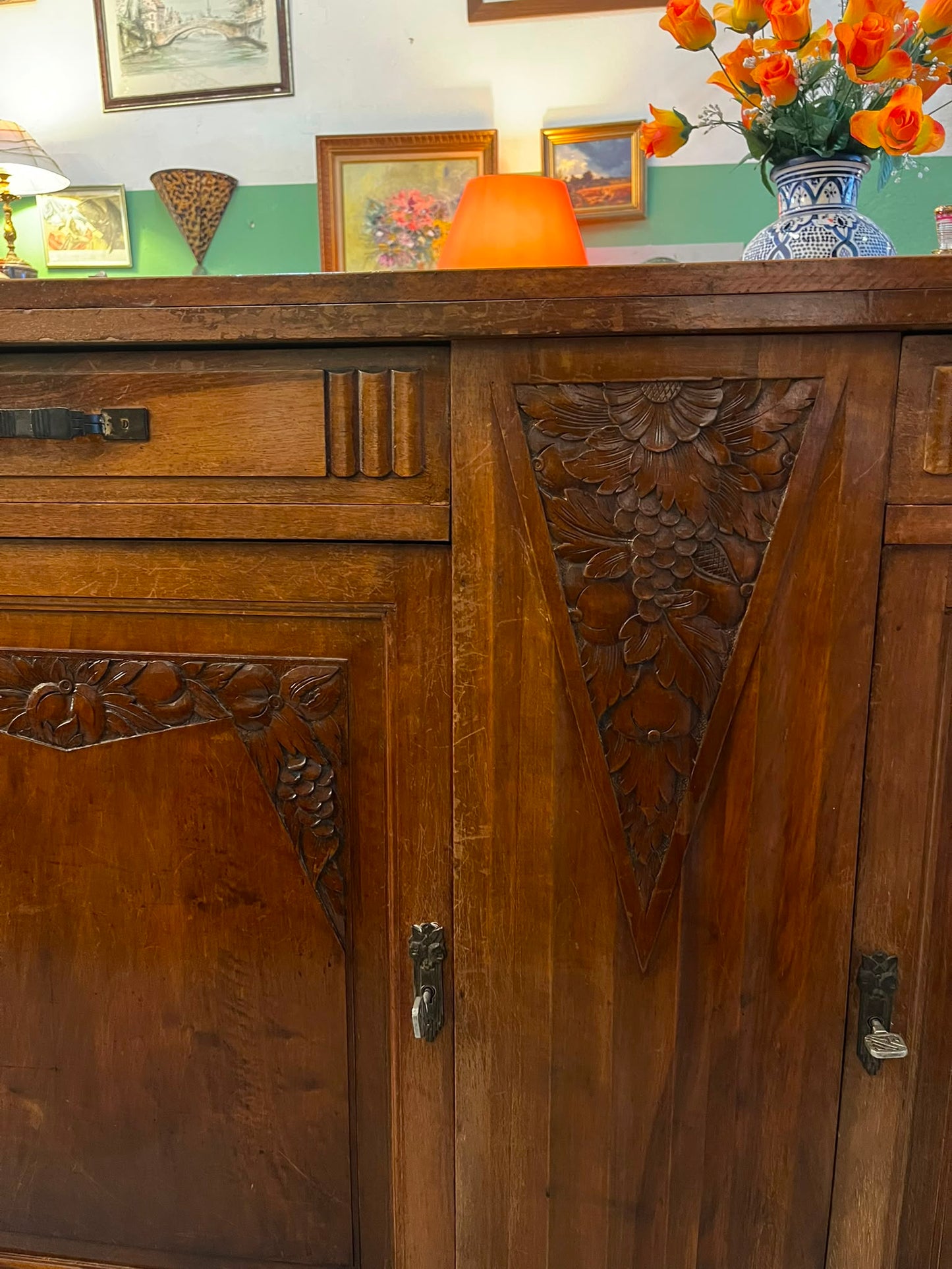 Buffet Art Déco français en bois massif sculpté à décor de grappes de raisin