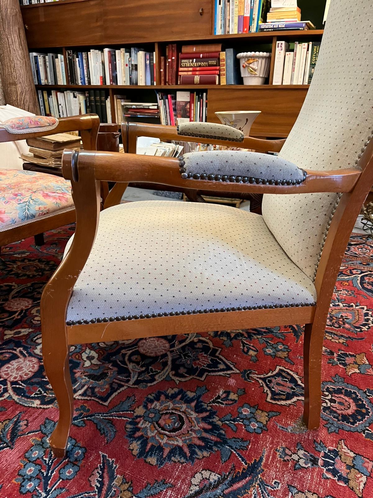 Fauteuil style Louis Philippe bois tissu beige clouté bon état