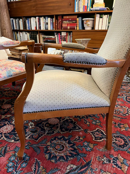 Fauteuil style Louis Philippe bois tissu beige clouté bon état