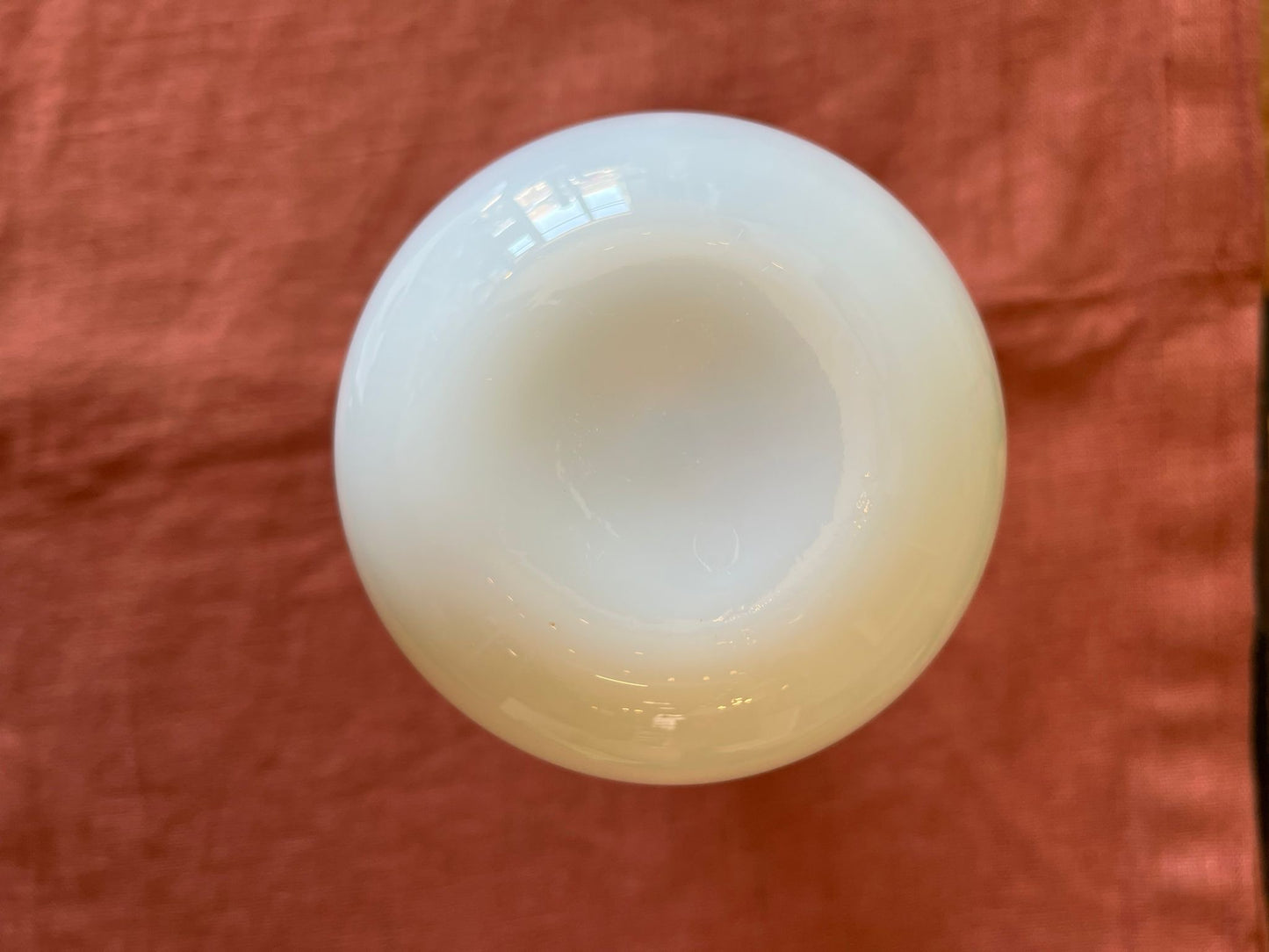 Vase en verre opalin blanc col ondulé