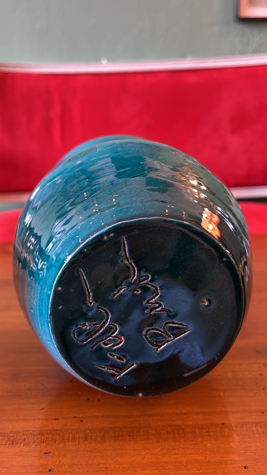 Grand vase en céramique émaillée bleu turquoise signé sous la base