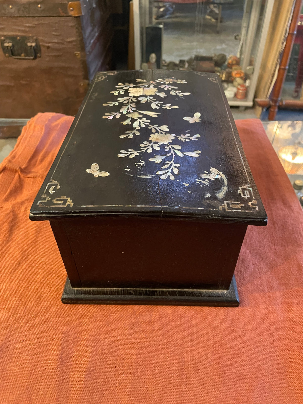 Coffret asiatique ancien en bois laqué noir incrusté de nacre – décor floral
