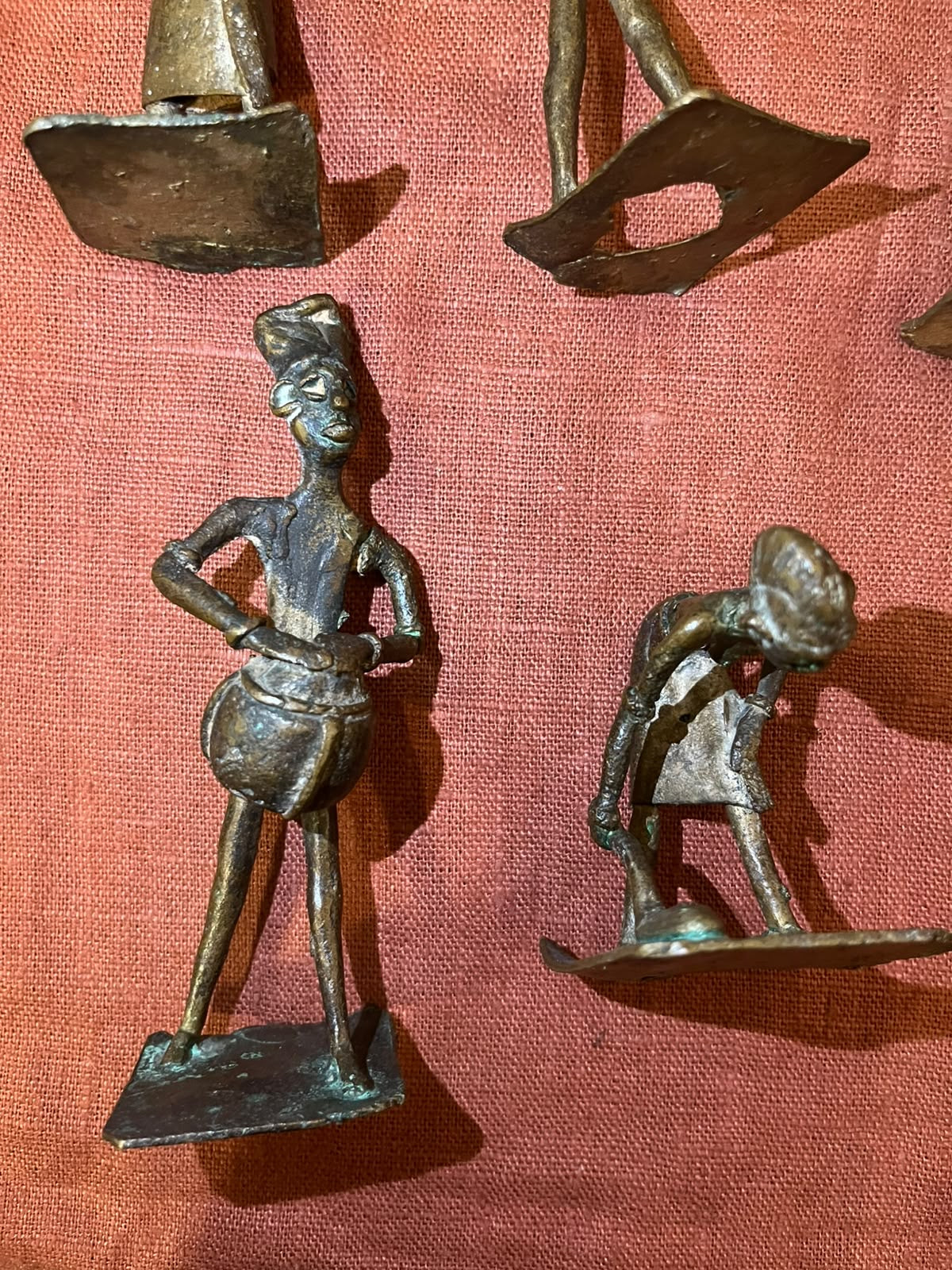 Lot de 5 figurines africaines en bronze – Scènes de vie traditionnelle