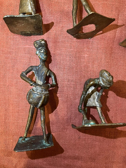Lot de 5 figurines africaines en bronze – Scènes de vie traditionnelle