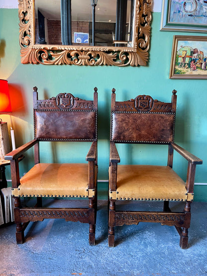 Paire de fauteuils en chêne massif style Henry II