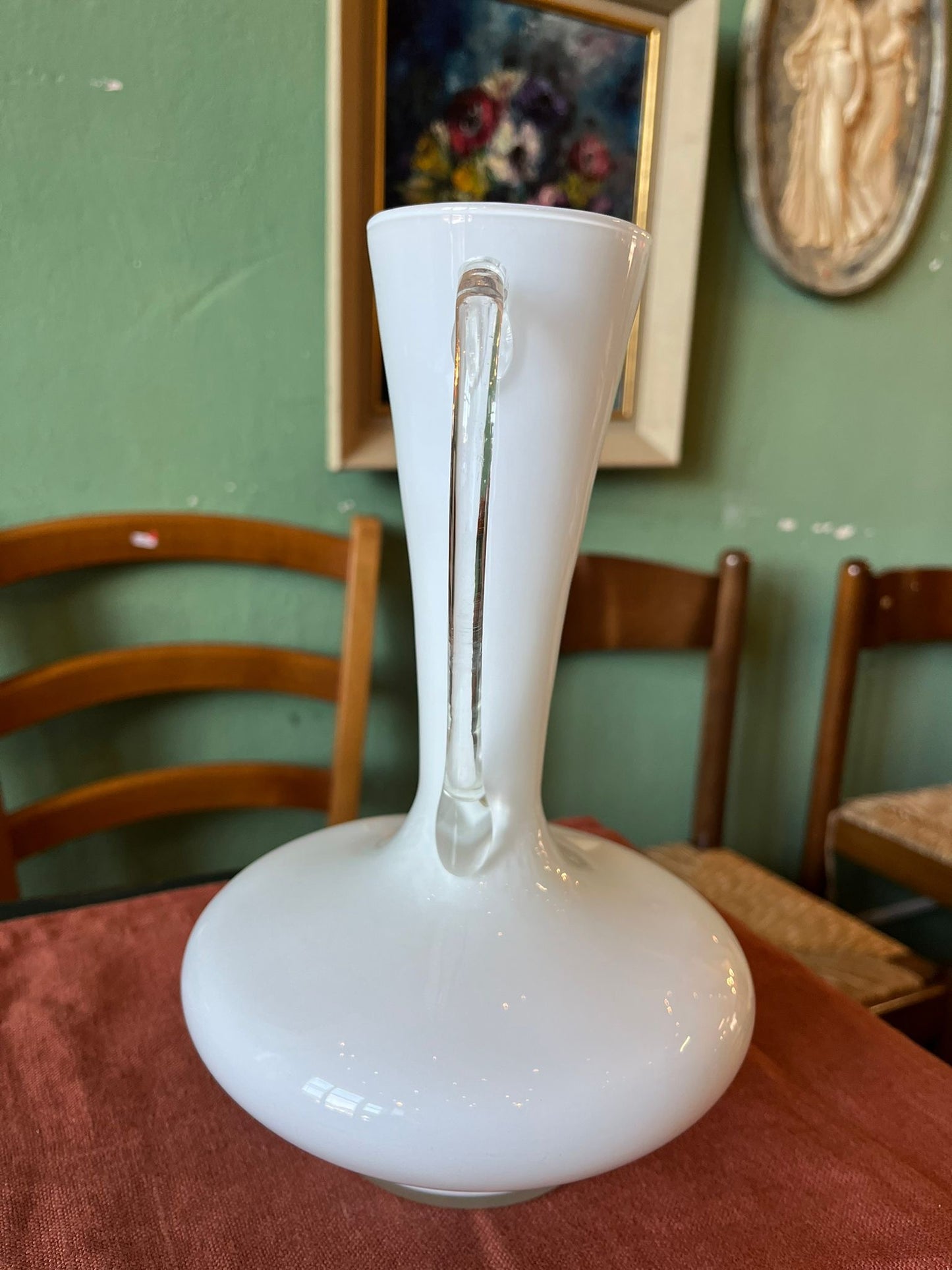 Vase aiguière en verre opalin blanc et anse transparente