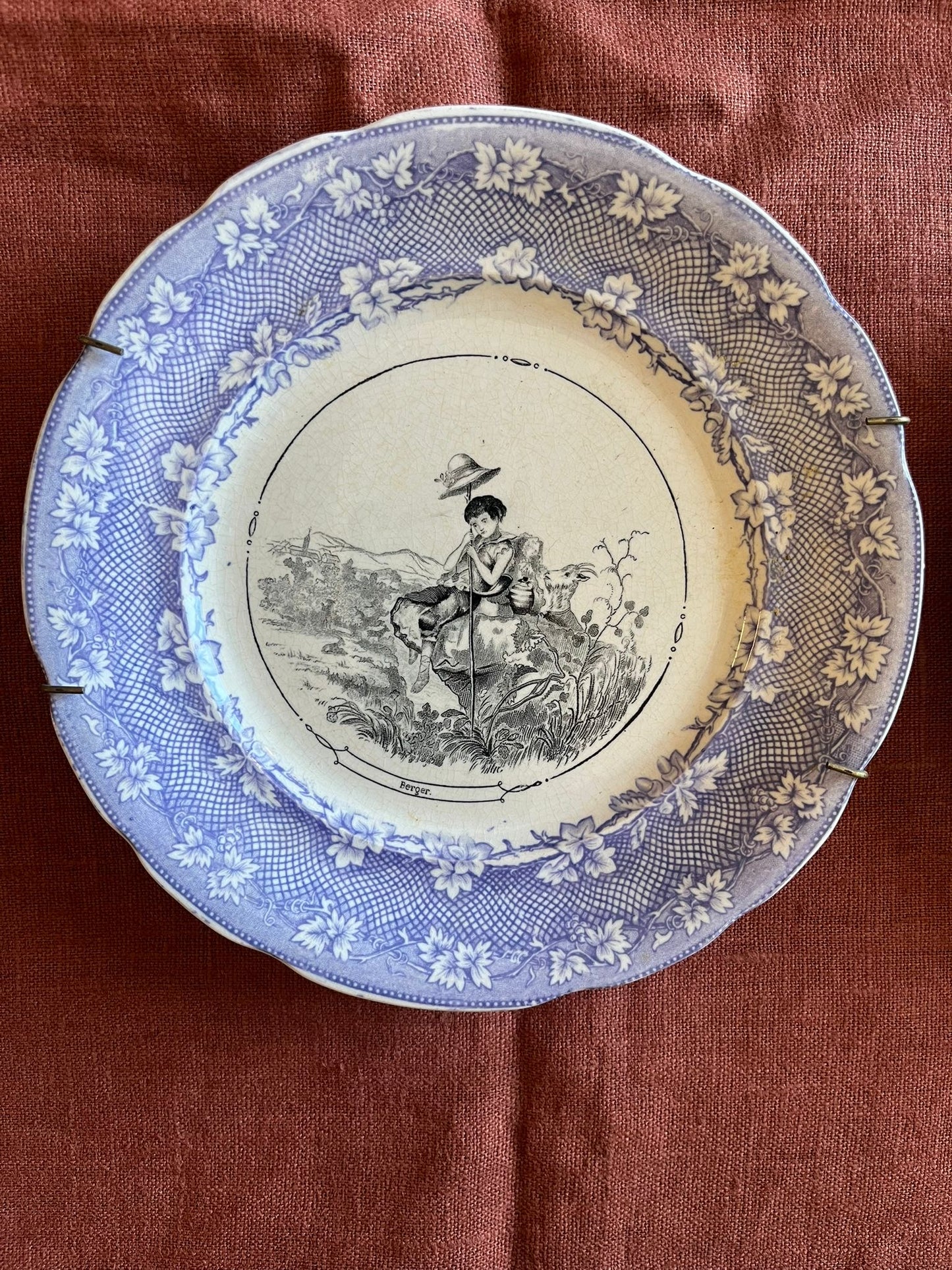 Paire d’assiettes anciennes terre de fer Opaque de Sarreguemines scènes d’enfants XIXe