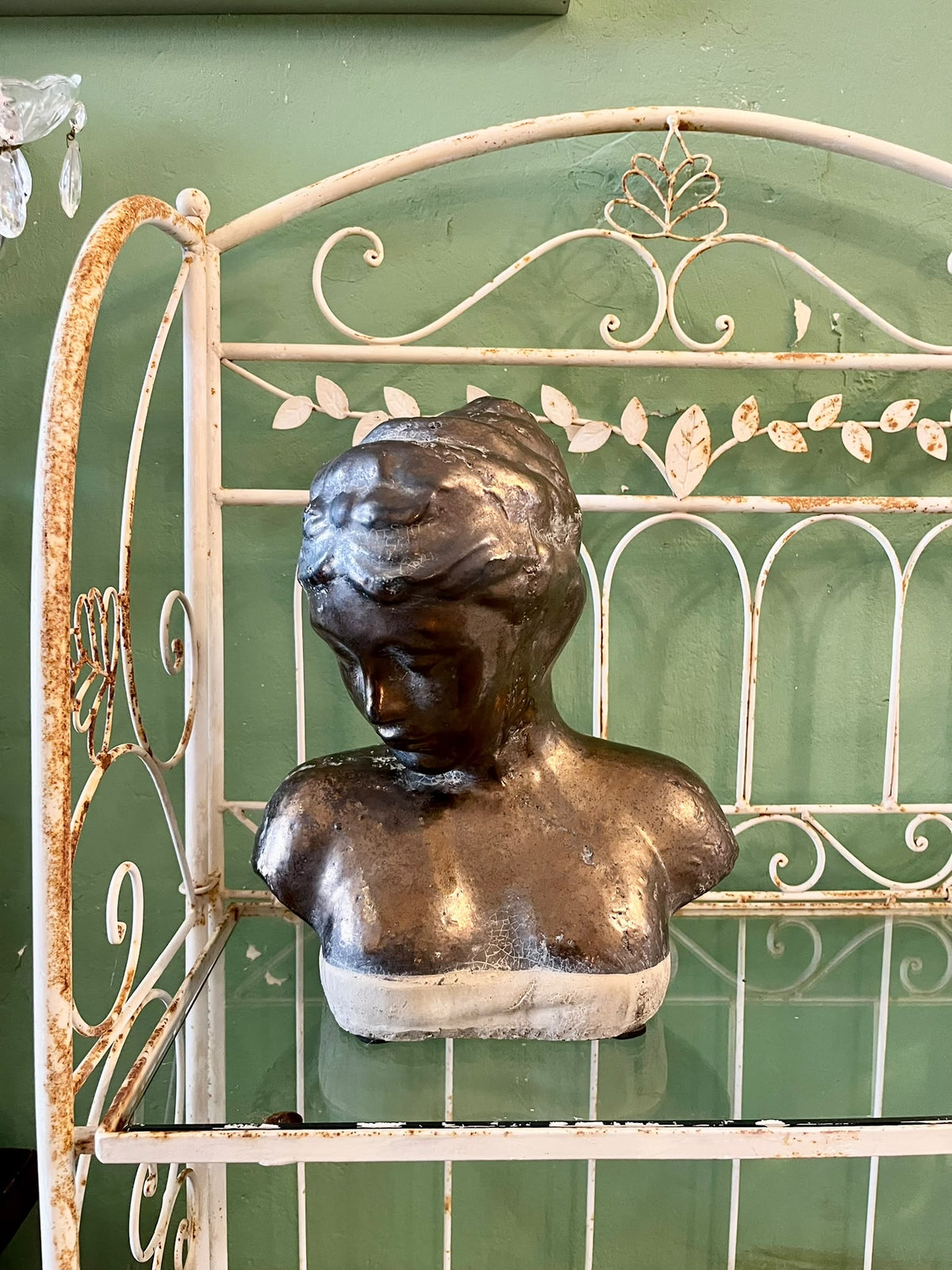 Buste de jeune femme en plâtre patiné bronze XXe siècle