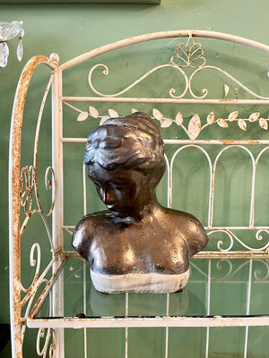 Buste de jeune femme en plâtre patiné bronze XXe siècle