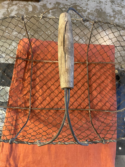 Ancien panier à œufs en fil de fer et poignée bois – panier de ferme