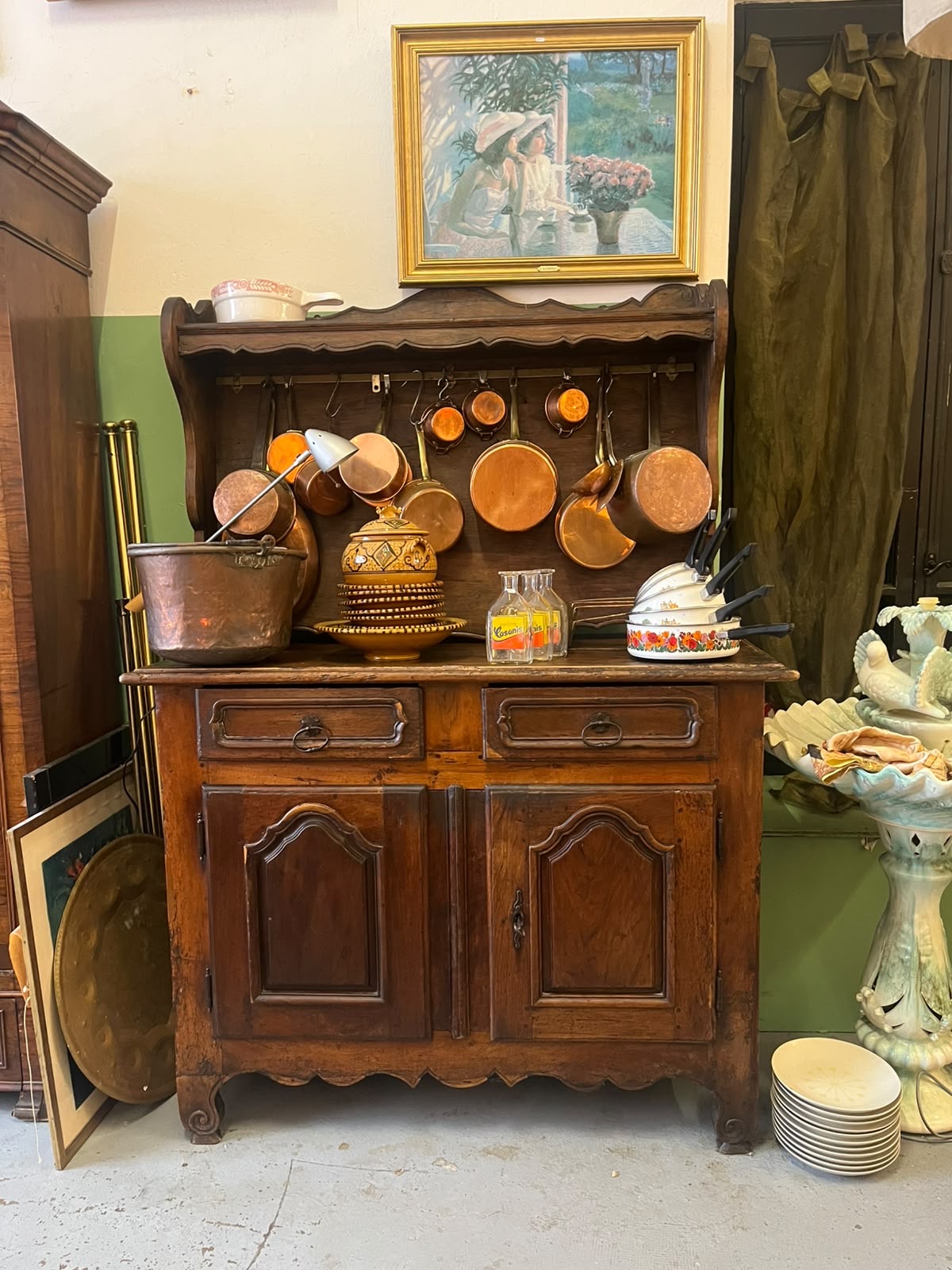Buffet vaisselier rustique en chêne massif avec étagère porte-cuivres