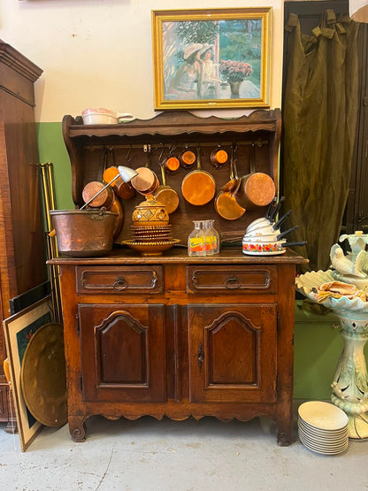 Buffet vaisselier rustique en chêne massif avec étagère porte-cuivres