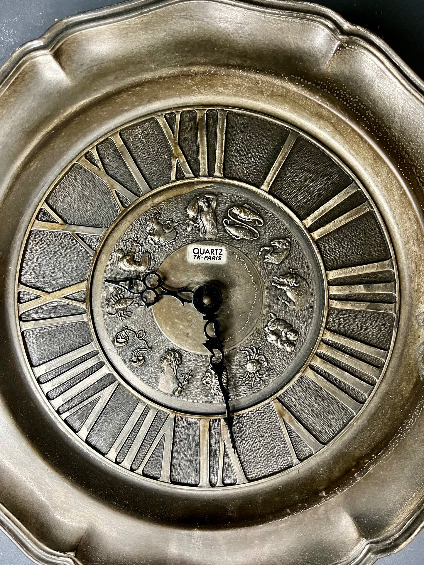 Horloge murale en étain