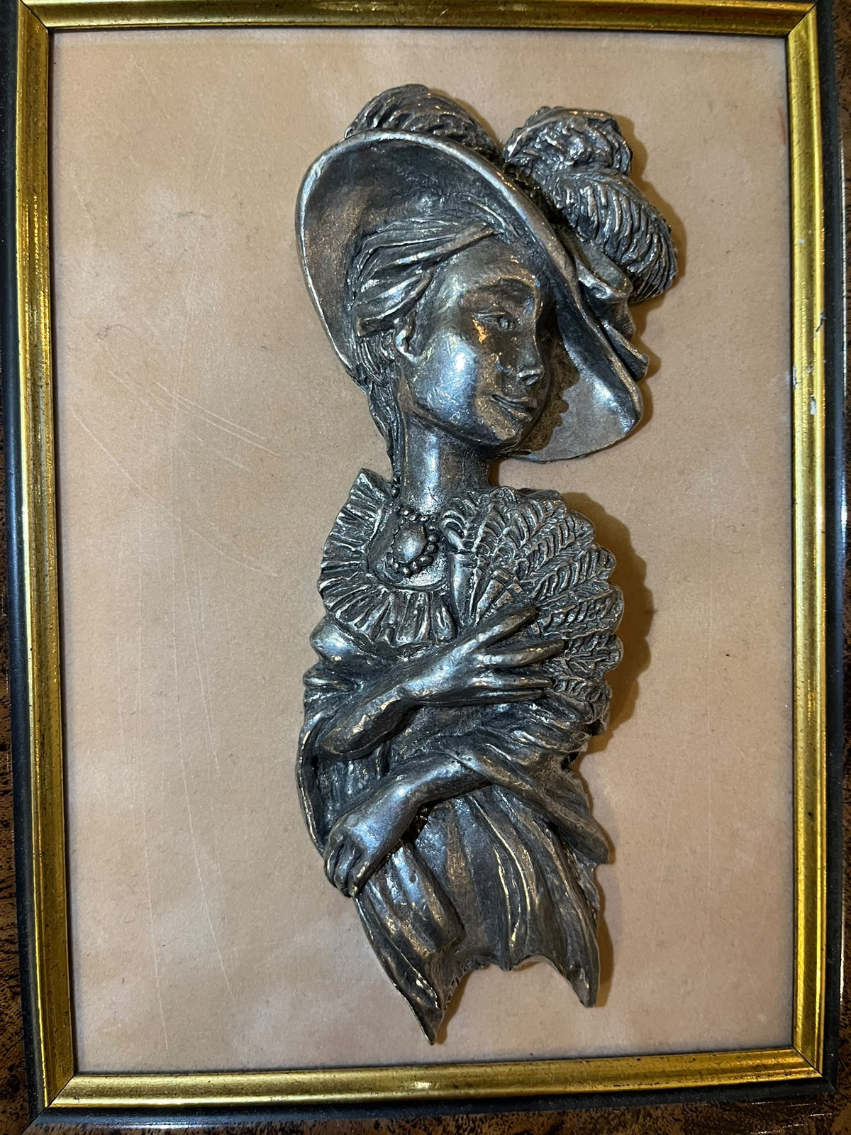Tableau en relief femme élégante au chapeau et éventail – 24 × 18 cm