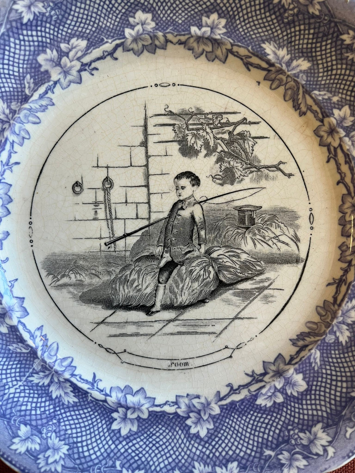 Paire d’assiettes anciennes terre de fer Opaque de Sarreguemines scènes d’enfants XIXe
