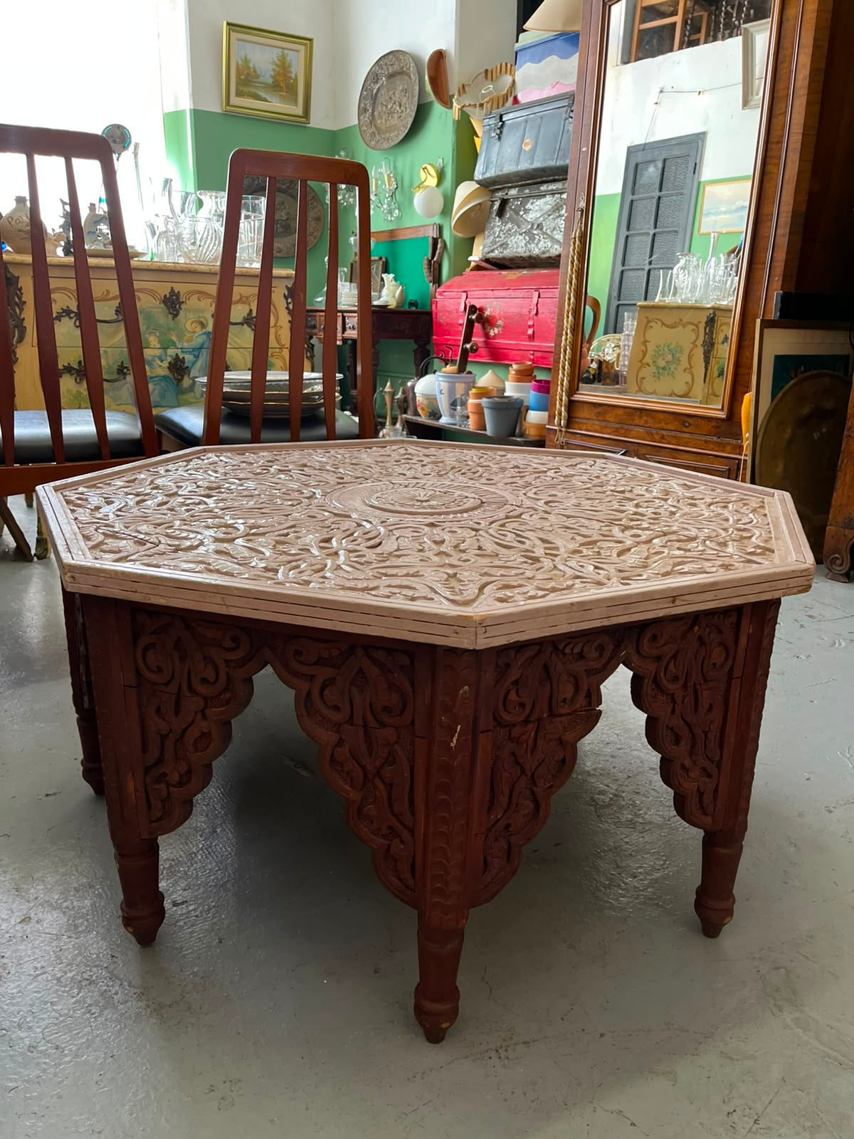 Table basse marocaine octogonale sculptée en bois – plateau décor géométrique