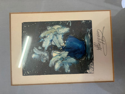 Cadre estampe florale signée fleurs blanches vase bleu sous verre vintage