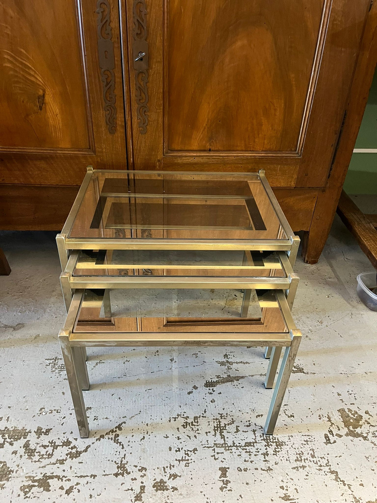 Trois tables gigognes vintage en laiton et verre fumé – années 1970