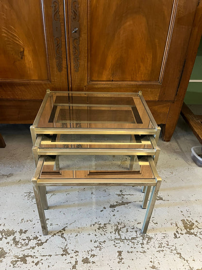 Trois tables gigognes vintage en laiton et verre fumé – années 1970