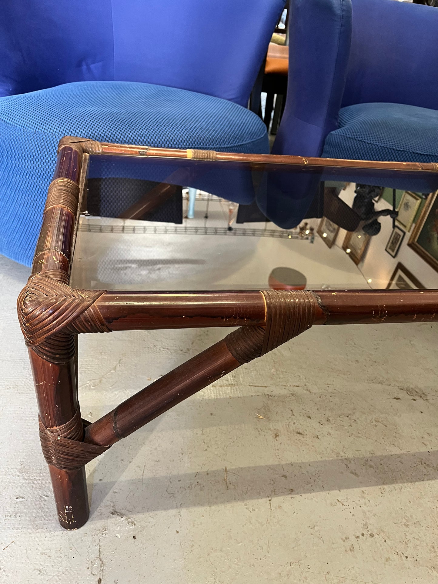 Table basse en rotin et plateau verre