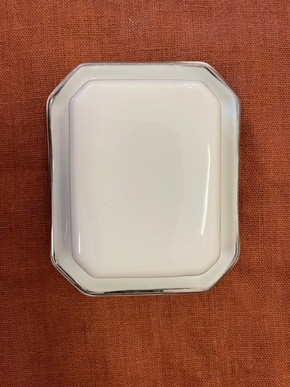 Terrine rectangulaire Apilco France porcelaine blanche couvercle plat