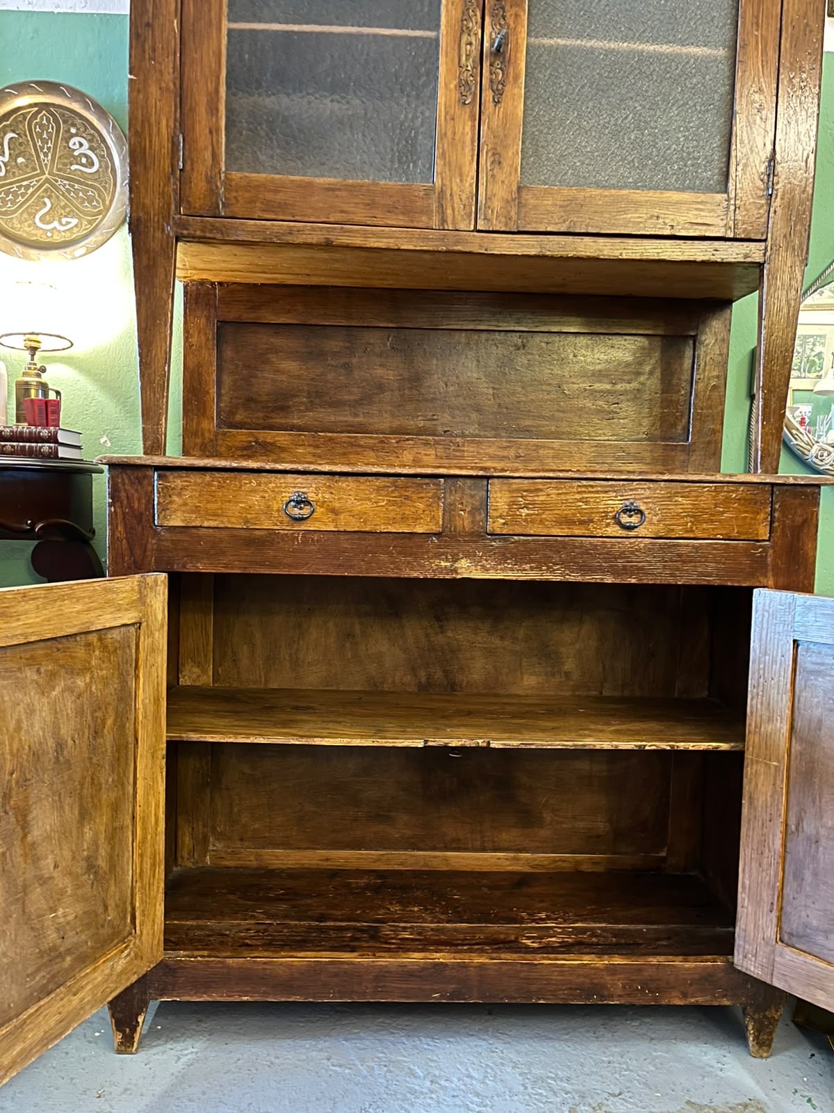 Buffet de cuisine ancien 2 corps bois massif vitré vers 1920-1940