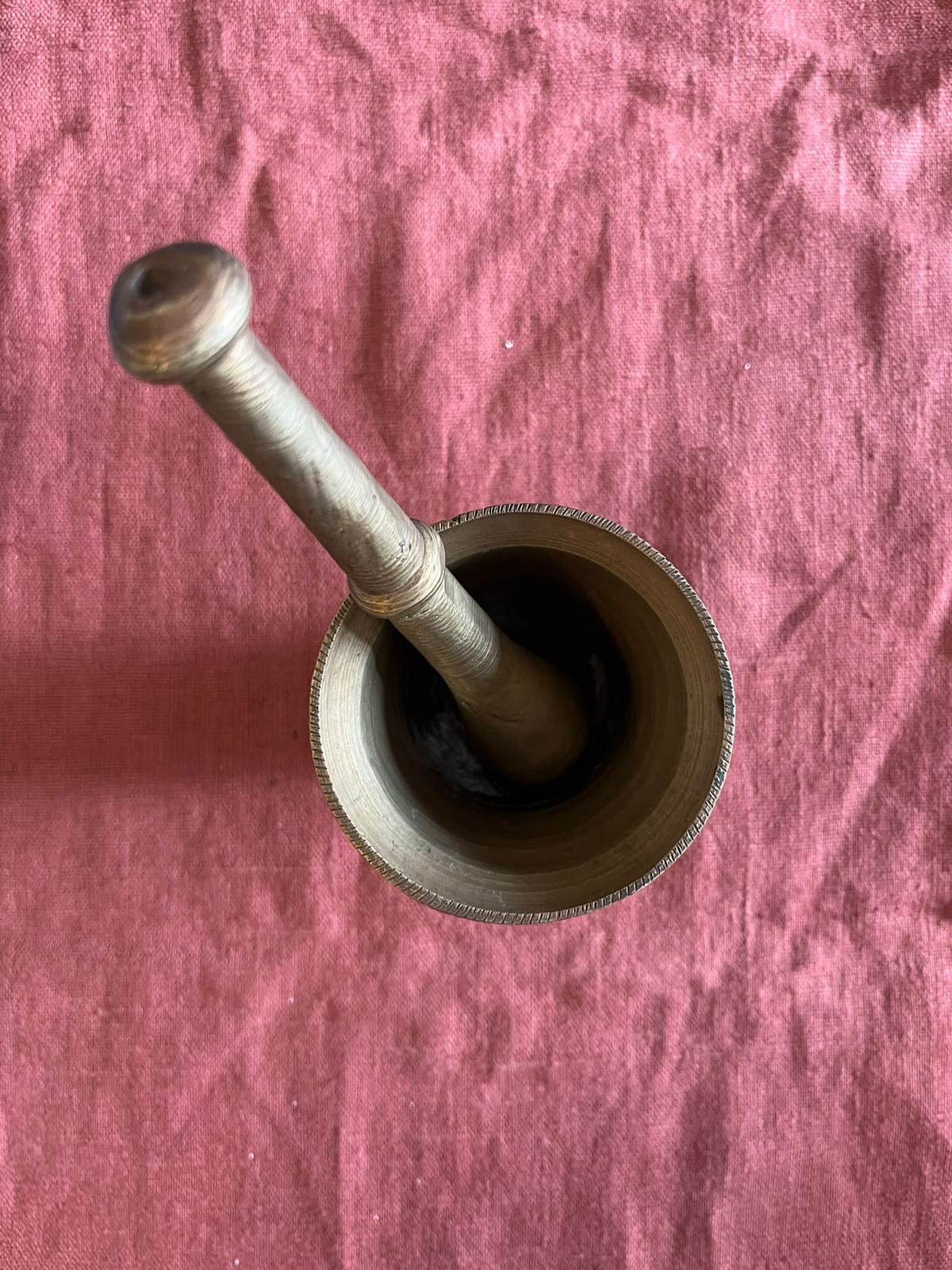 Mortier et pilon ancien en bronze gravé – décor oriental