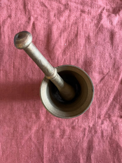 Mortier et pilon ancien en bronze gravé – décor oriental