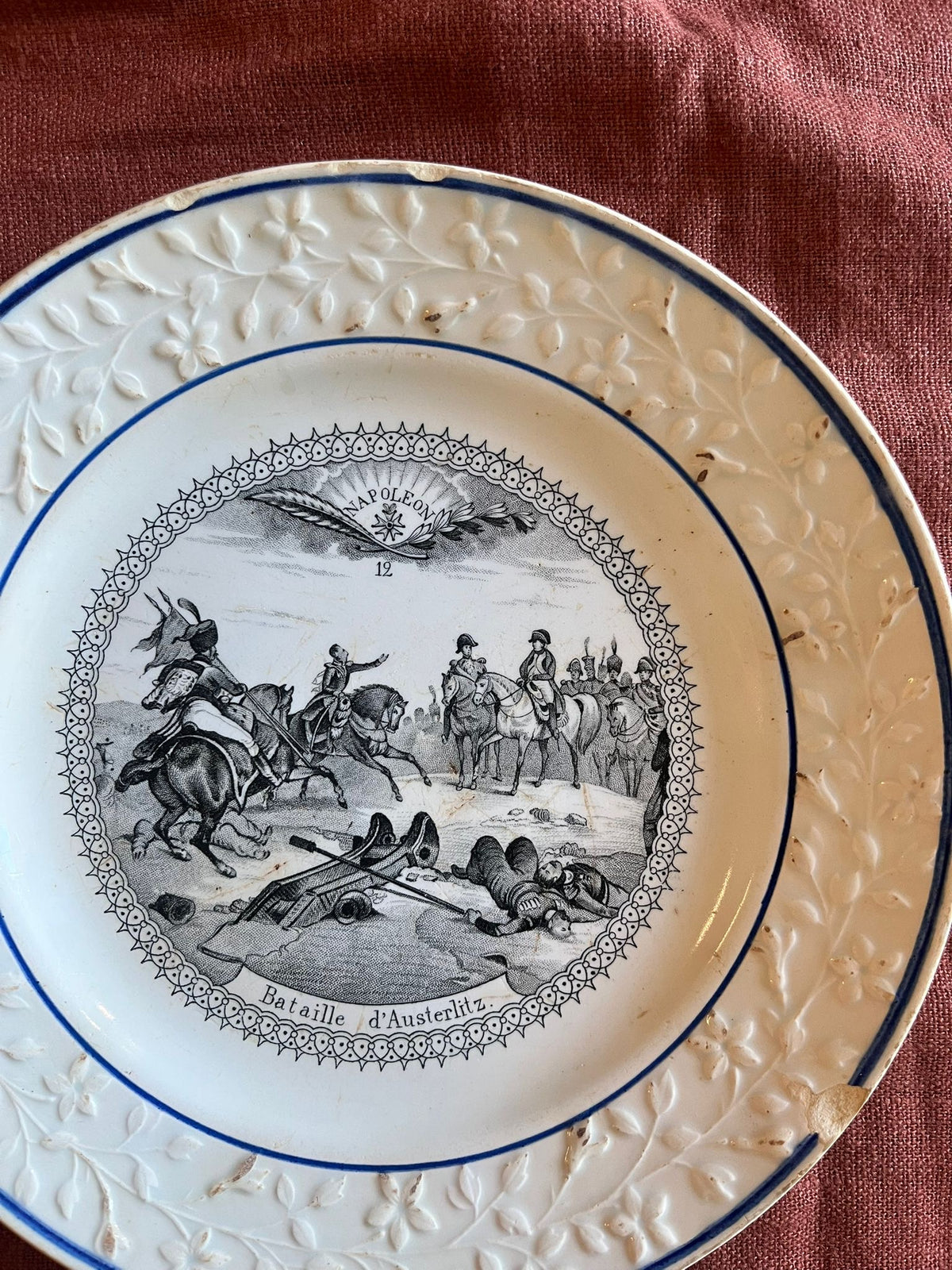 Assiette ancienne terre de fer Napoléon – Bataille d’Austerlitz – Choisy-le-Roi XIXe