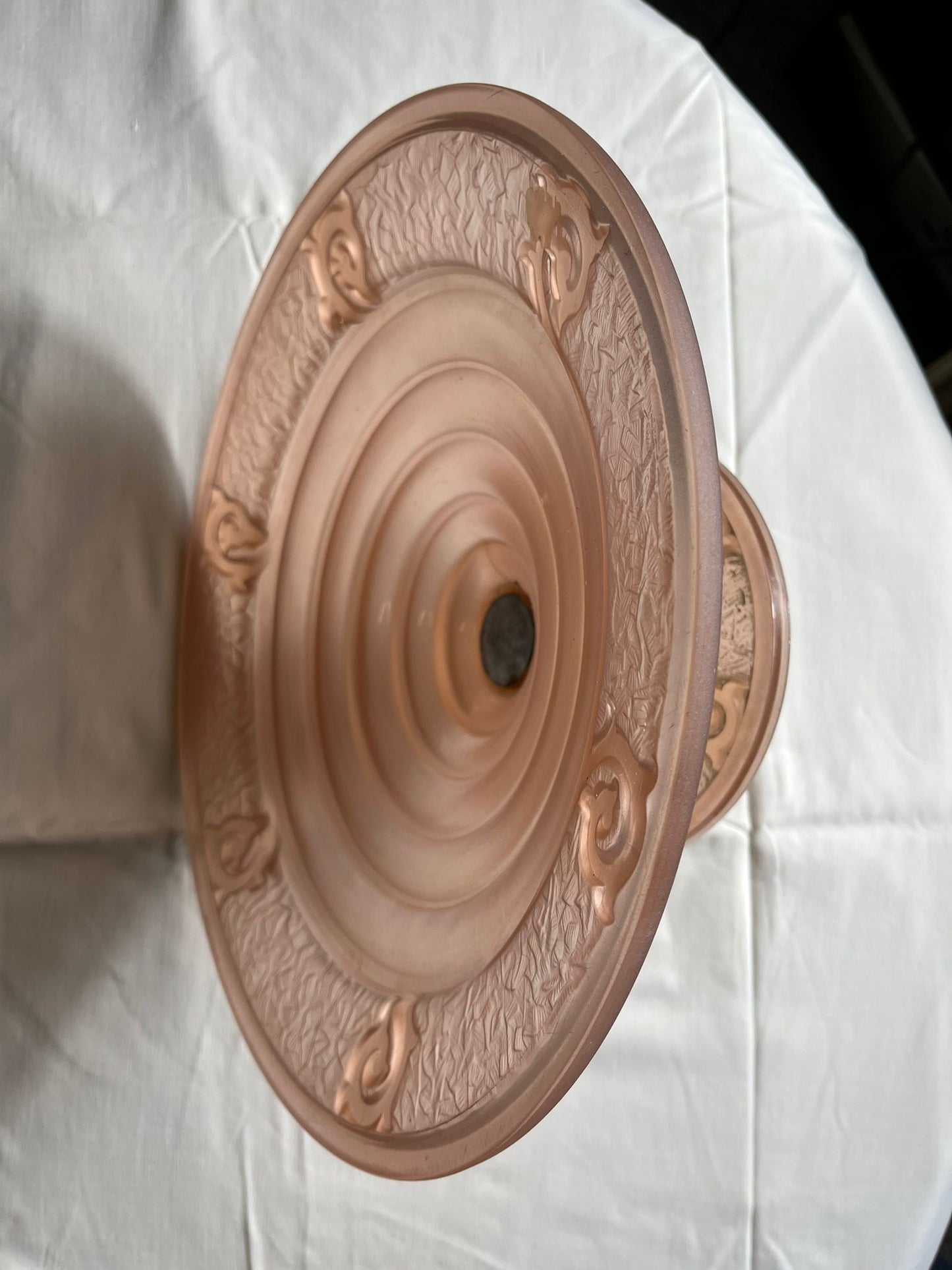 Coupe sur pied Art déco en verre satiné rose – Modèle Verdun – 35 cm