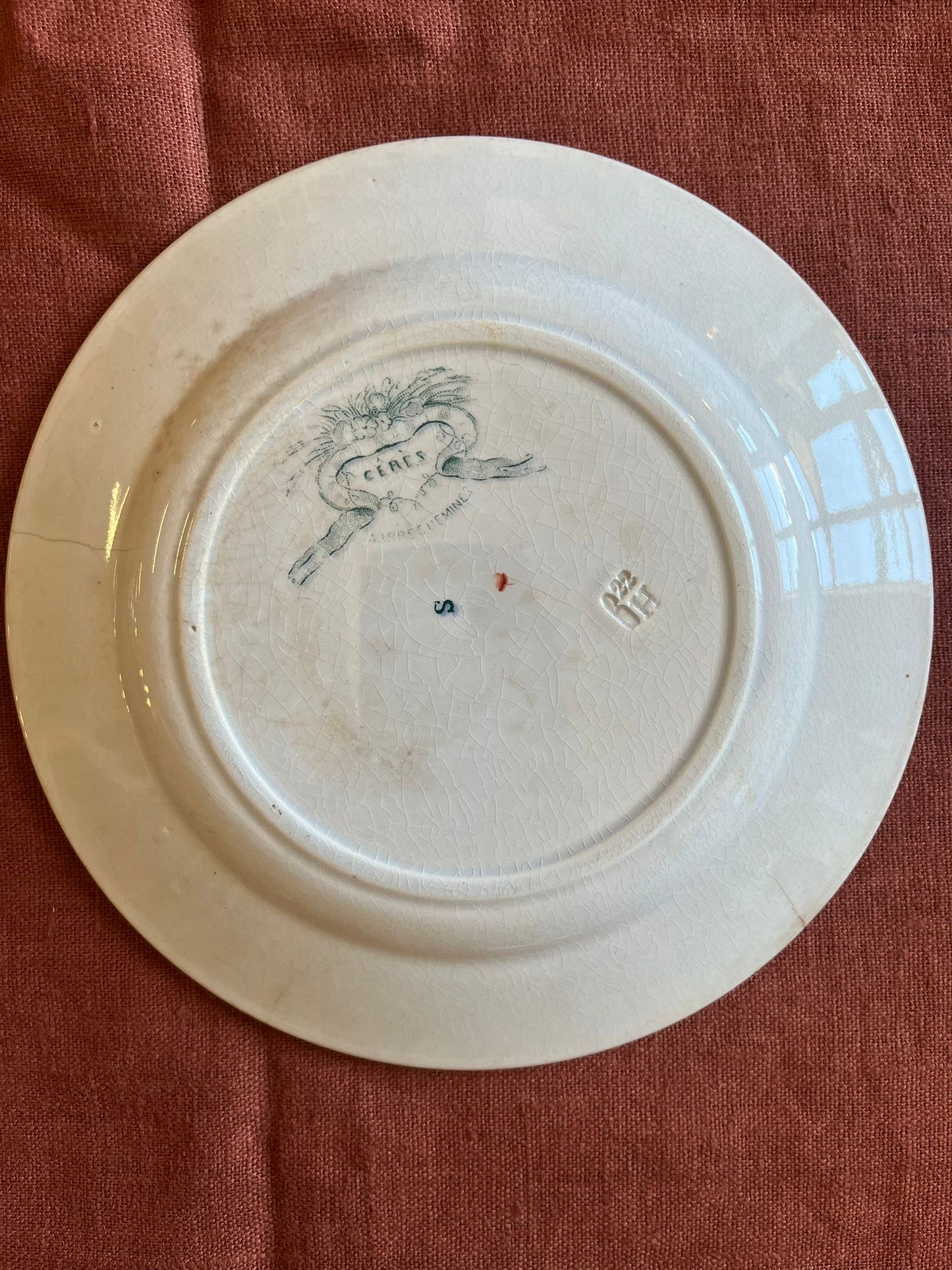Assiette ancienne terre de fer Gien décor floral polychrome XIXe siècle