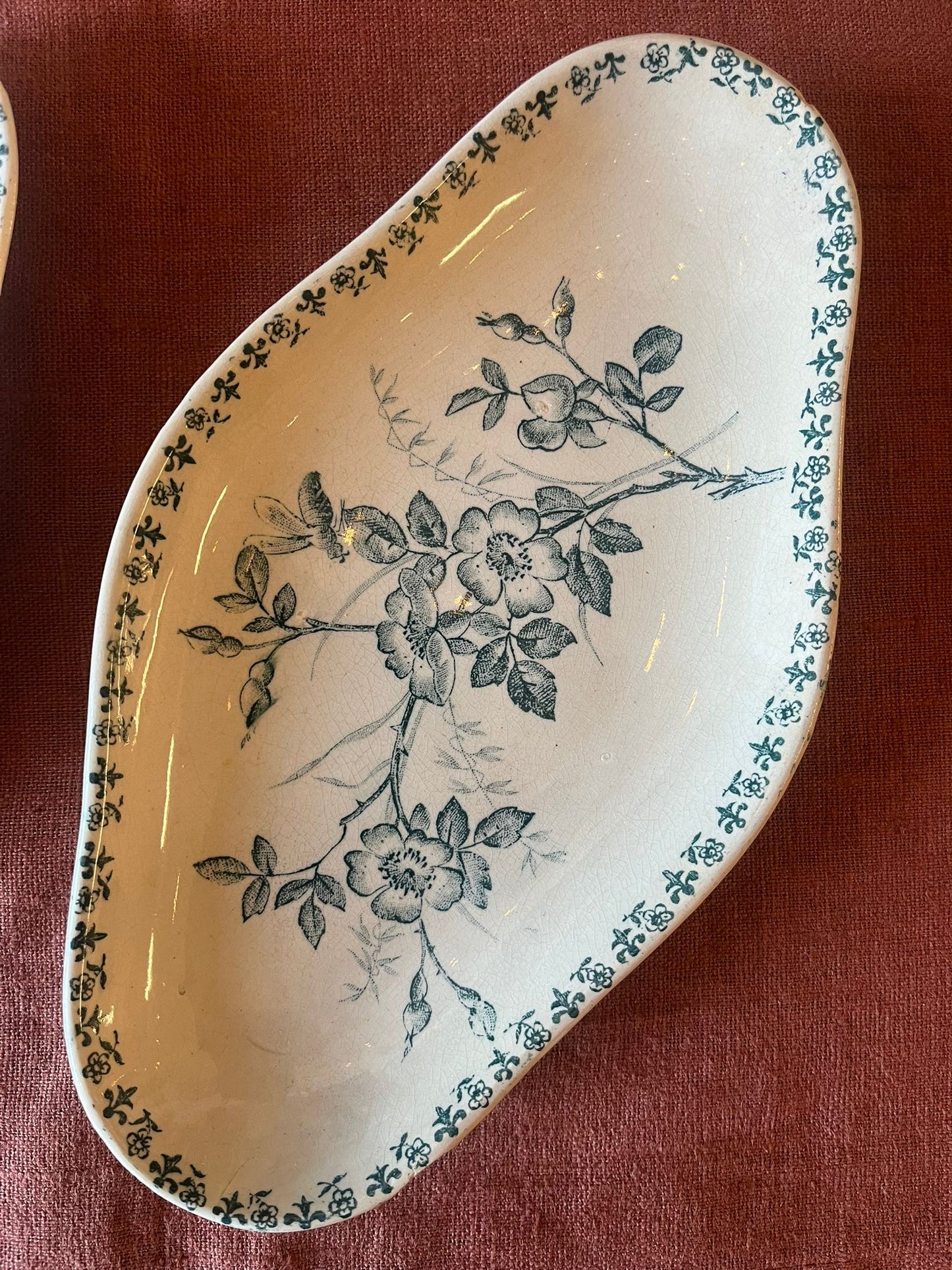 Lot de 2 raviers anciens Terre de Fer Cluny modèle Trèfles décor floral