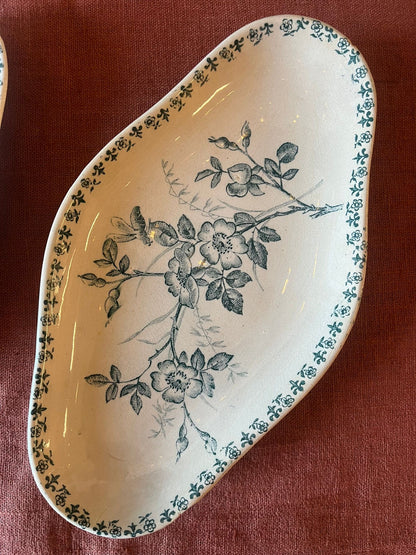 Lot de 2 raviers anciens Terre de Fer Cluny modèle Trèfles décor floral