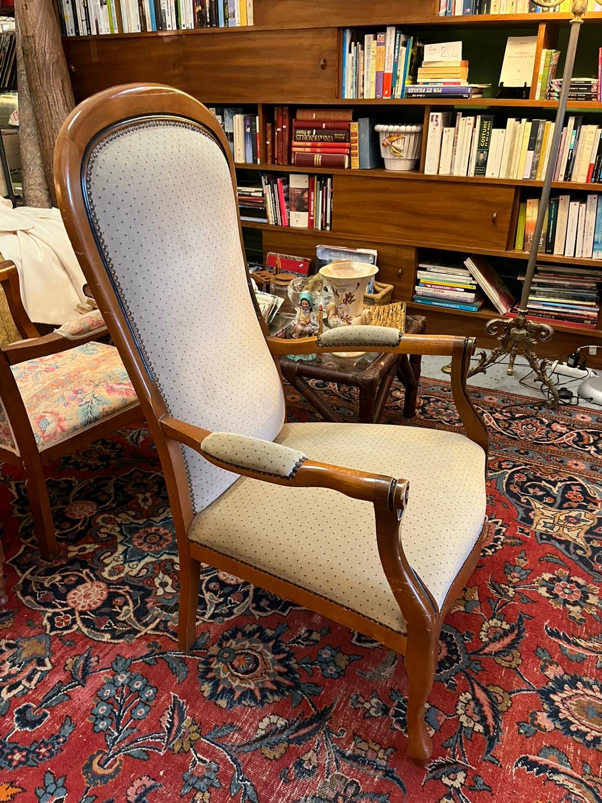 Fauteuil style Louis Philippe bois tissu beige clouté bon état