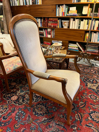 Fauteuil style Louis Philippe bois tissu beige clouté bon état