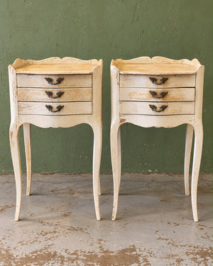 Paire de chevets style Louis XV patinés – 3 tiroirs