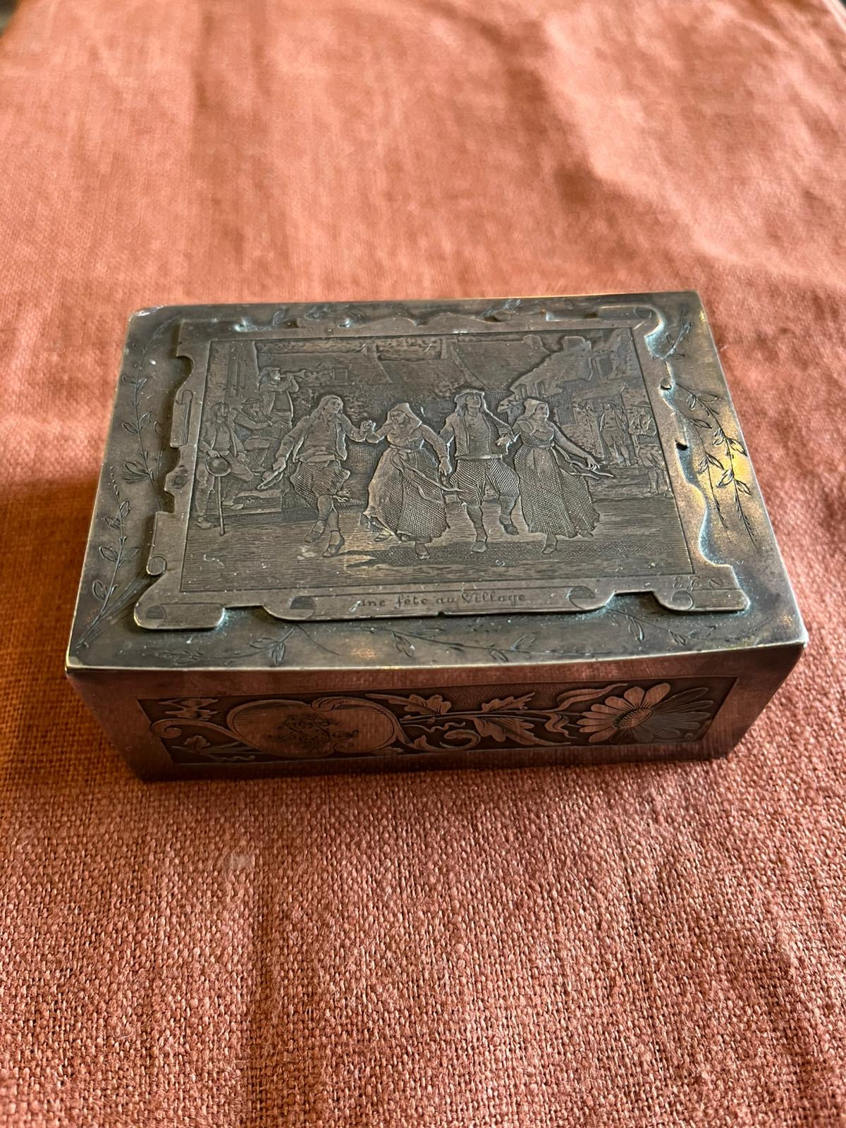 Boîte à bijoux ancienne en métal argenté gravé « Une fête au village »