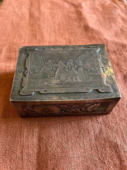 Boîte à bijoux ancienne en métal argenté gravé « Une fête au village »