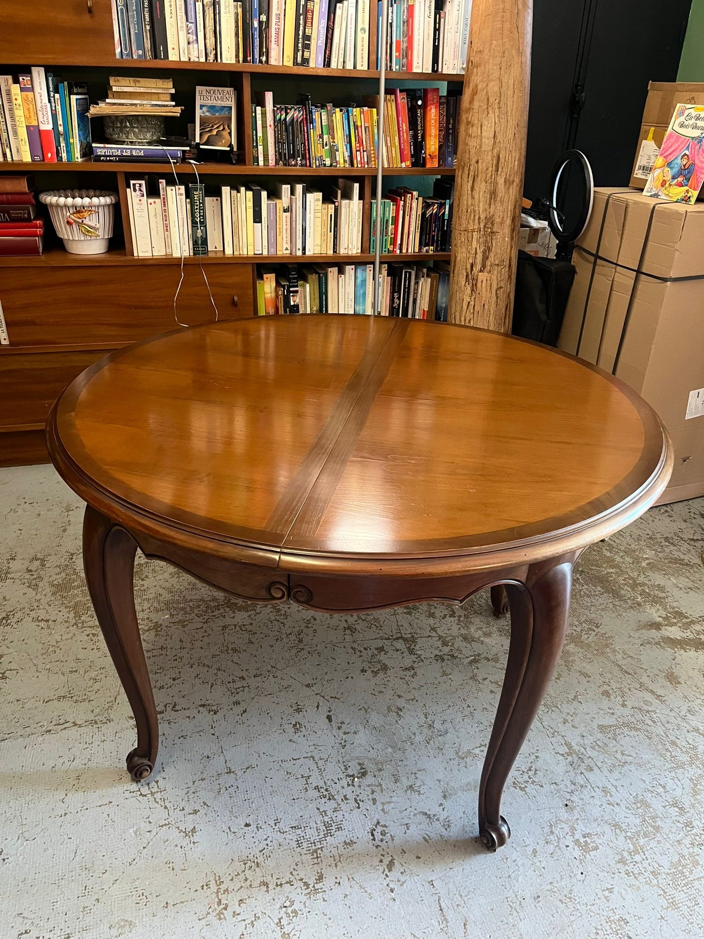 Table ronde extensible style Louis XV en bois, piètement cabriolet