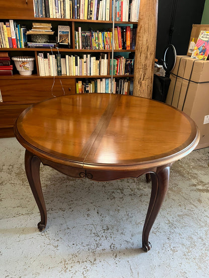 Table ronde extensible style Louis XV en bois, piètement cabriolet